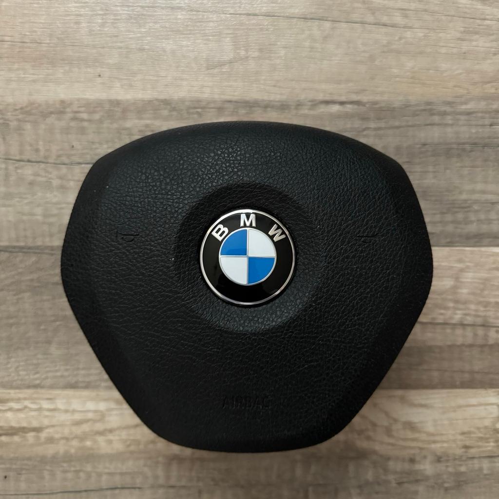 Verkaufe ein originales BMW Lenkrad mit Airbag und Tempomat.
Lenkrad stammt aus einem 1er BMW F20, BJ 2013 mit 106.000 km.

Bei diesem Angebot handelt es sich um einen Privatverkauf - Keine Garantie oder Rückgabe möglich