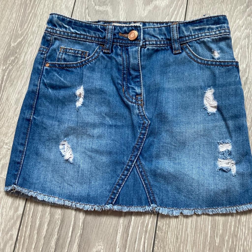 No offers, Read all (do not ask questions thats answers are in listing!)
Girls ripped denim skirt from Next,7 years. Excellent condition. Please see pictures attached
cash on collection from Dy4 8nh.
Collections time are between mon-fri 9.30-2.30, (if your late tough) or after 4. I require a time before I even give my address as there are way too many time wasters who just think they can turn up when it suites them. Weekends vary! DON’T LIKE,BUY OFF SOMEONE ELSE!!
Please see all pictures attached
Please see my other items
No delivery (some clown will ask)
No postage
No PayPal and no to anything else
Price does not state 50p either. My items are all brought from new and I’m not selling 3rd hand.