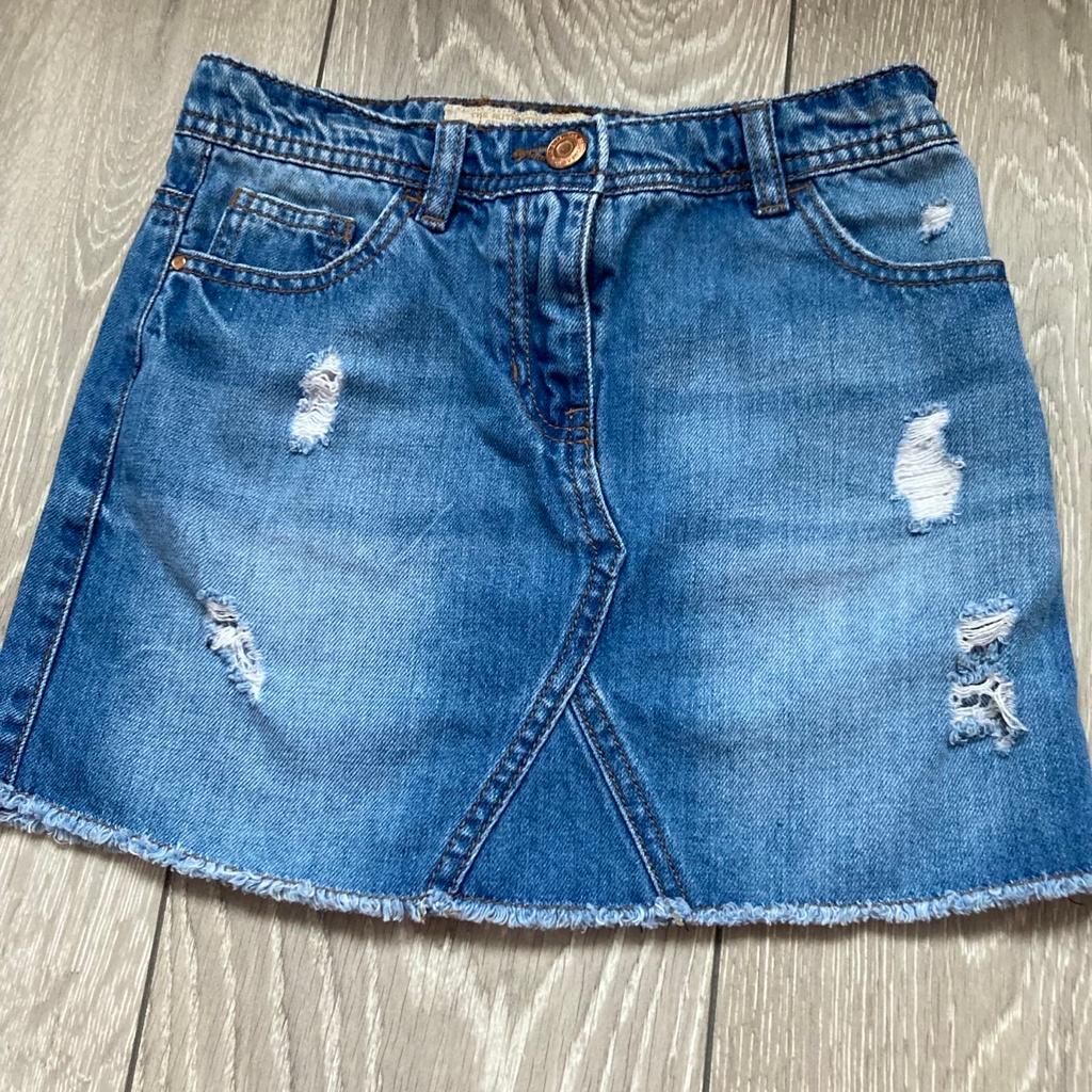 No offers, Read all (do not ask questions thats answers are in listing!)
Girl’s ripped denim skirt from Next,9 years. Excellent condition. Please see pictures attached
cash on collection from Dy4 8nh.
Collections time are between mon-fri 9.30-2.30, (if your late tough) or after 4. I require a time before I even give my address as there are way too many time wasters who just think they can turn up when it suites them. Weekends vary! DON’T LIKE,BUY OFF SOMEONE ELSE!!
Please see all pictures attached
Please see my other items
No delivery (some clown will ask)
No postage
No PayPal and no to anything else
Price does not state 50p either. My items are all brought from new and I’m not selling 3rd hand.