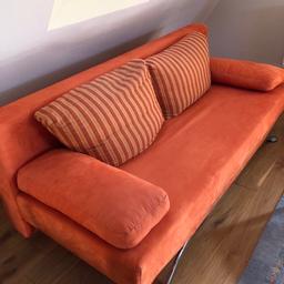 Gut gepflegtes Schlafsofa für zwei Personen sucht ein neues zu Hause
Bettkasten vorhanden
Rückseite ebenfalls orange,geeignet für freistehend