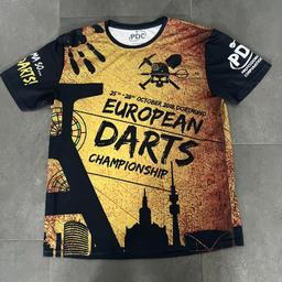 Verkaufe hier ein Tourshirt der PDC Europe von 2018.

Dies ist ein Shirt aus einer limitierten Stückzahl von 501 Stück.

Das Shirt gibt es nirgends mehr zu kaufen , und der Zustand ist fast neuwertig

Größe : XL