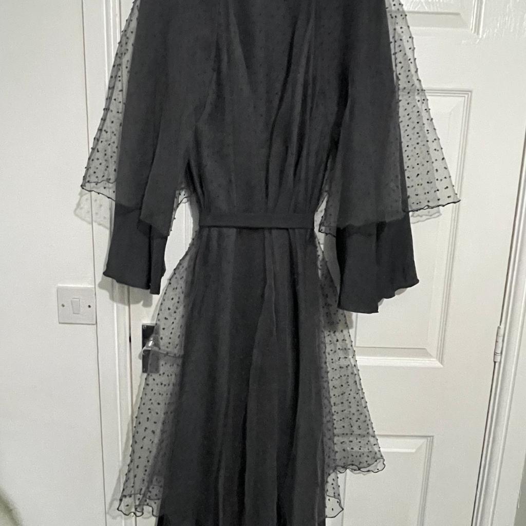 Grey abaya
Size 56
Comes with a belt