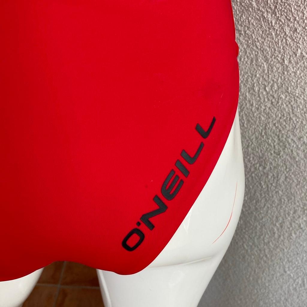 O'Neill
LOGO SWIMSUIT. Gr 36

Beschreibung
Sportlich elegant ist der O'Neill LOGO SWIMSUIT Badeanzug für Damen. Die Pads lassen sich herausnehmen. Das Gesäß wird mittel abgedeckt. Deutlich ist der Ausschnitt auf dem Rücken. Das Logo darf auf der Brust natürlich auch nicht fehlen.
Herausnehmbare Körbchen
Mittel abgedecktes Gesäß
Deutlicher Ausschnitt auf dem Rücken:Logo auf der Brust

Material 80% Polyamid (regeneriert), 20% Elasthan

Nie getragen (nur gewaschen)

Privatverkauf. Nichtraucherhaushalt. Kein Umtausch/Rücknahme. Versand 3,25 €