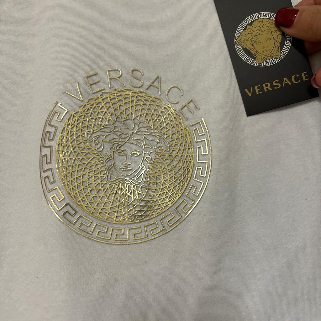 Versace Shirt Gr.L Neu mit Etikett
100% Baumwolle
Versand 3€
