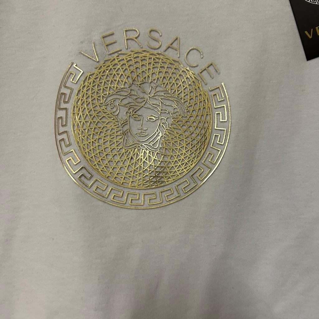 Versace Shirt Gr.L Neu mit Etikett
100% Baumwolle
Versand 3€