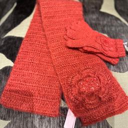 Cranberry coloured scarf and gloves set. Scarf is one size and gloves are age 3-6yrs. Textured knit with rosettes with sequin detail.  Original price £20. 

100% acrylic

Pet and smoke free home