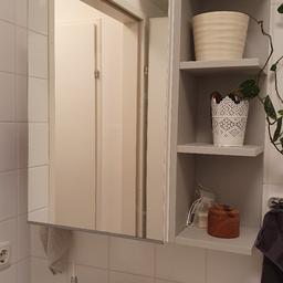 Weißer Spiegelschrank mit grauem, offenen Regal rechts von Ikea (Lillangen).

Maße:
Gesamt: B: 59cm H: 64cm T: 21cm
Spiegelkasten: B 40cm. Innen 2 Glasböden

Selbstabbau