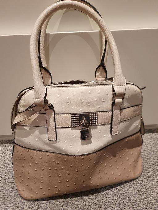 Buy & Sell East London Walthamstow - East London - Photos for Guess hand bag