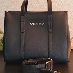 Verkauft wird eine Valentino Handtasche in einem sehr guten Zustand. 
Versand gg Aufpreis von 6,99€ möglich oder an Selbstabholer. 
Keine Garantie da es sich um einen privaten Verkauf handelt.
Zahlungsart: per Paypal, Überweisung oder Bar bei Abholung.