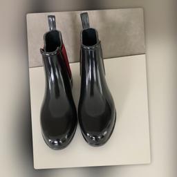 Ralph Lauren Gummistieffeleten mit roten Gummieinsetzen
Firmenlogo auf der Rückseite des Schuhs und auf den Sohlen
Versand gegen Aufpreis möglich
