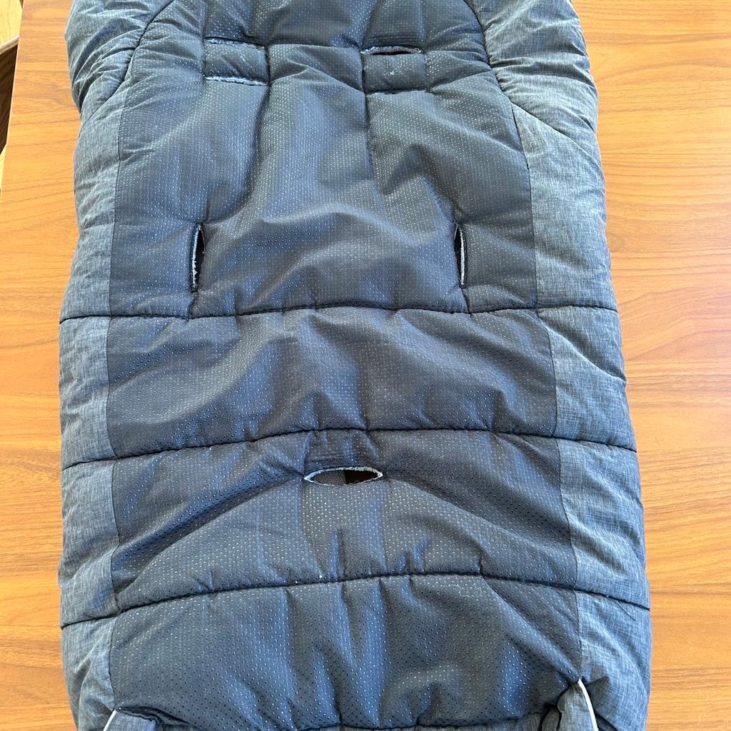 In very good condition, very cost and up to 3 years old. Water repellent and fleece inside.