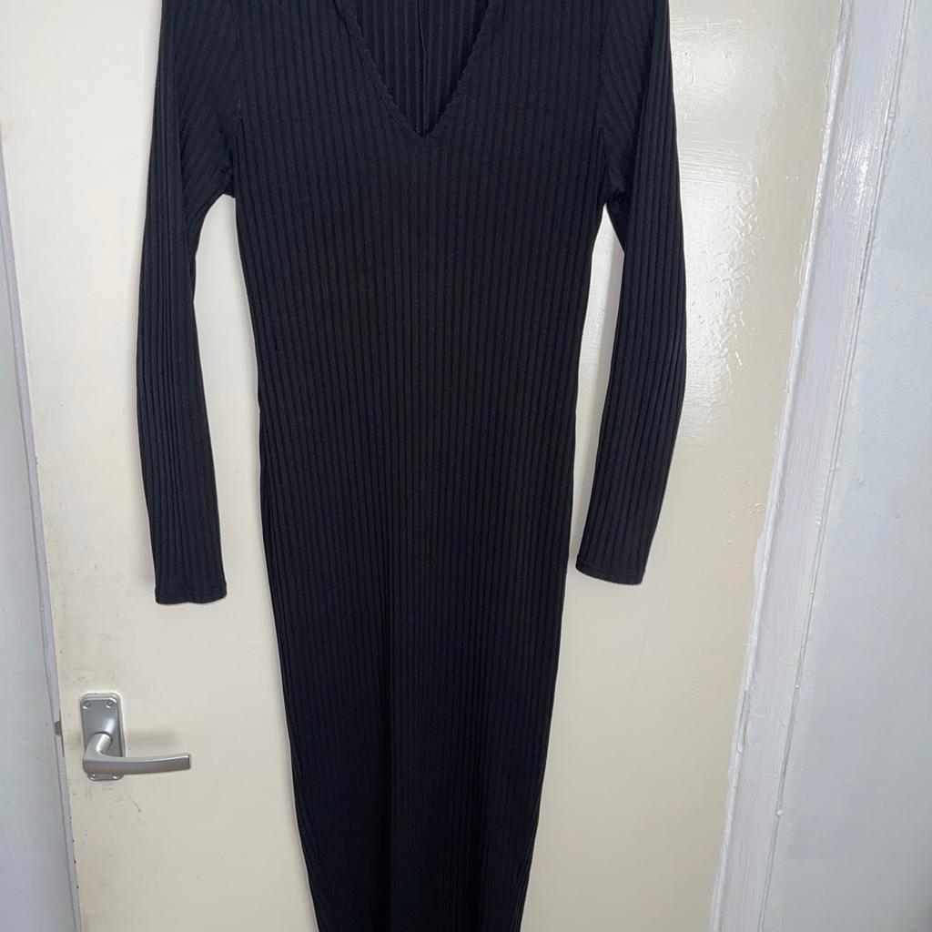 Slim fit black dress
Used ones or twice
Size 14