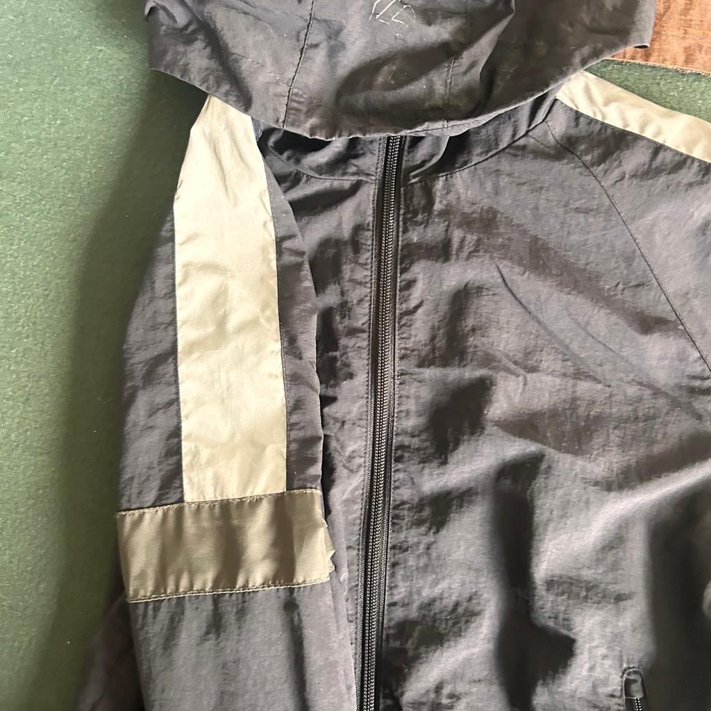 Worn a few times
Lightweight shell tracksuit with zip up hooded jacket