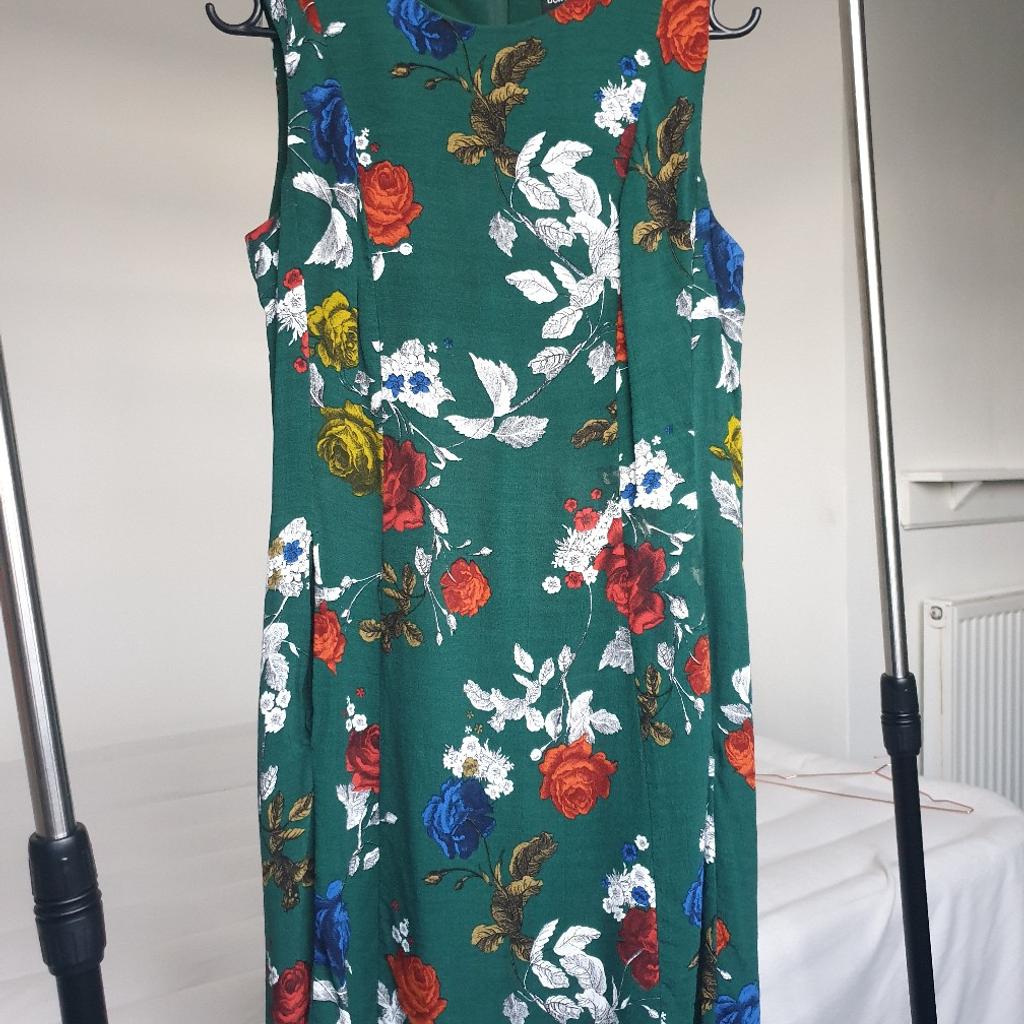 Green floral short summer dress with pockets. The sizing is small so listed as 10 instead of 12. Lovely dress. Perfect for warm summer days.