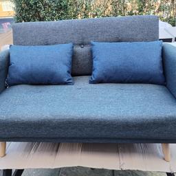 New sofa 2 seater charcoal
H 82 x 83 x 143 cm
Le39la Leicester
