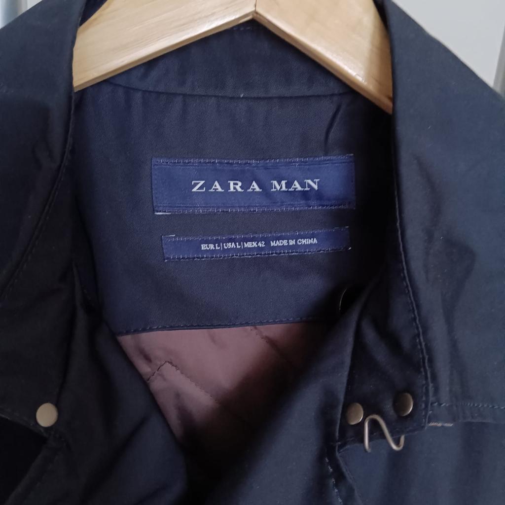 Schöner eleganter Herrenmantel von Zara.
Verschluss durch Knöpfe und schöner Gürtel.
Hat zwei Taschen aussen und eine mit Reißverschluss verschließbare Innentasche für eine sichere Aufbewahrung.
Sehr wenig getragen