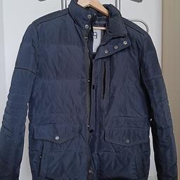 Schöne warme Winterjacke von S4 Jacket in Größe 50. 
Die Jacke ist dunkelblau. Verschluss durch Reißverschluss und Knopfleiste. Zwei Taschen aussen, eine mit Reißverschluss verschließbare Brusttasche und Innentasche. 
Wenig getragen.