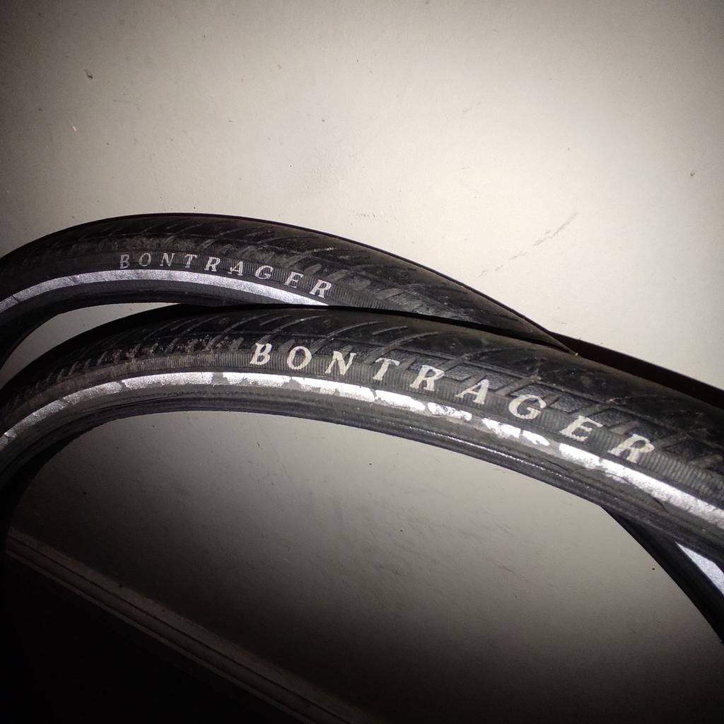 Pair of Bontrager 700 x 32 bike tyres.
Abrasion resistance, puncture protection with reflective strip.