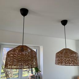 2 Deckenleuchten (Kappeland) von Ikea inkl. Lampenaufhängung in schwarz (Hemma, Kabel 1,8m lang)

Die Lampen sind komplett neu und wurden nur kurz aufgehängt. Die Lampenschirme haben einen Durchmesser von 45cm und eine Höhe von 30cm.