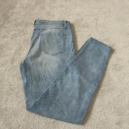 • Light Blue Skinny Jeans
• Size 12/14
• Forever 21
• Excellent condition