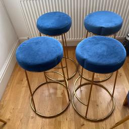 Very good condition
4x bar stools velvet with gold legs