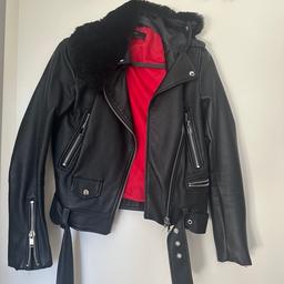 Zum Verkauf steht eine schwarze Lederjacke von Zara die rot von innen ist und am Kragen einen unechten Pelz besitzt