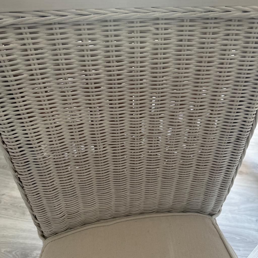 Ich verkaufe 2 Rattan Stühle, weiß, ohne Kissen. Das Produkt ist in sehr gutem Zustand und weist keine oder geringfügige Gebrauchsspuren auf. Keine Garantie , keine Rückgabe.Nur selbst Abholung ist möglich.