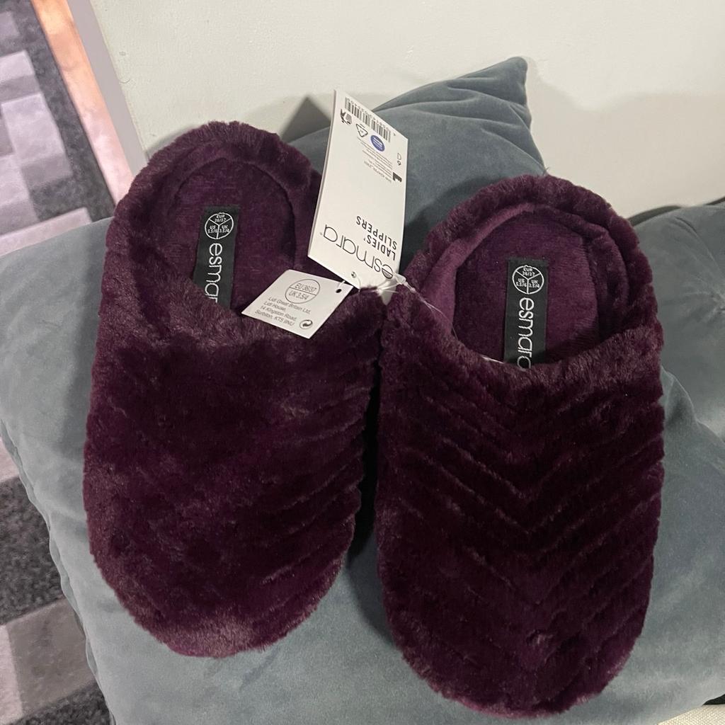 Ladies/girls slippers new size 3/4