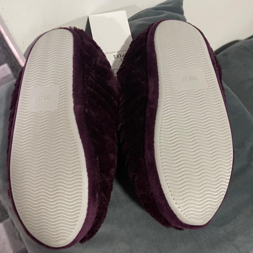 Ladies/girls slippers new size 3/4