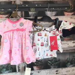 BRAND NEW GIRL CLOTHES 

1 X BRAND NEW - HAMLEY TOP WITH MATCHING BIB - LONDON THEME
1 X PINK DRESS FROM GEORGE - NEW WITH TAGS - FLORAL THEME

PLEASE SEE PHOTO