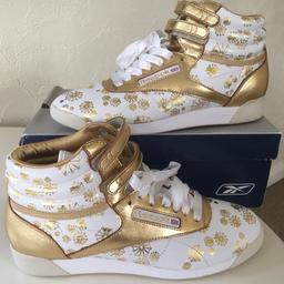 Vintage rare & unique Ladies Reebok Hi Trainers Size 6 (EU 39)
Gold and white colour with ribbon laces
Brand new in box, been in storage so the box isn’t as new condition but trainers are brand new and perfect
Any sensible offers will be considered