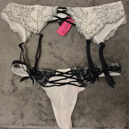 Womens La Senza Black and White Garter Suspender Belt & thong set size Medium

Never worn but tags removed.

Collect from NG4 Area. Can post for additional £2.50