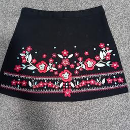 Black skirt with embroidered front
Zips up the back / Size 10
Worn only once so perfect condition 
Smoke and pet free home