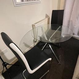 2 seat and dinning table for sale. Pick up only from WV10
Still in excellent condition