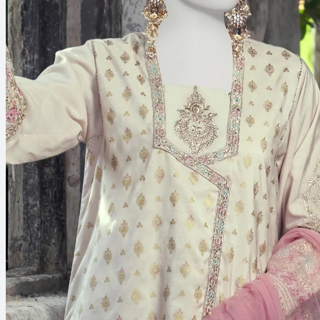 luxury embroidered elegant suit
off white colour
Cotton silk