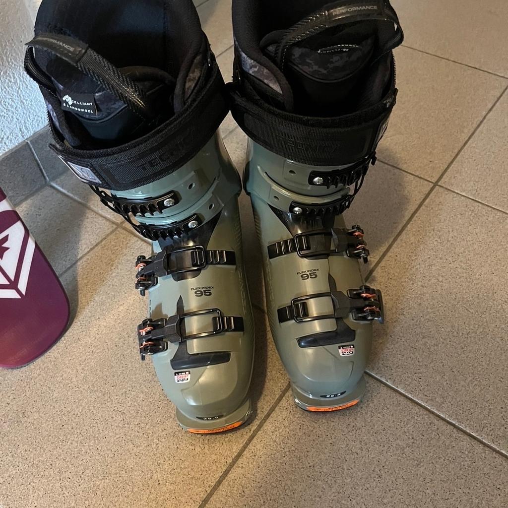 Verkaufe meine tourenski mit Bindung und Felle 500 €
Skischuhe neu 280€