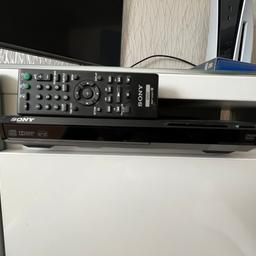 DVD-Player von Sony inkl. Fernbedienung und Anschlusskabel zu verkaufen. War angeschlossen aber nicht benutzt . 
