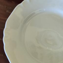 Servizio da 6 piatti da dolce Richard Ginori in porcellana bianca ,MAI utilizzati.
Larghezza 19 cm