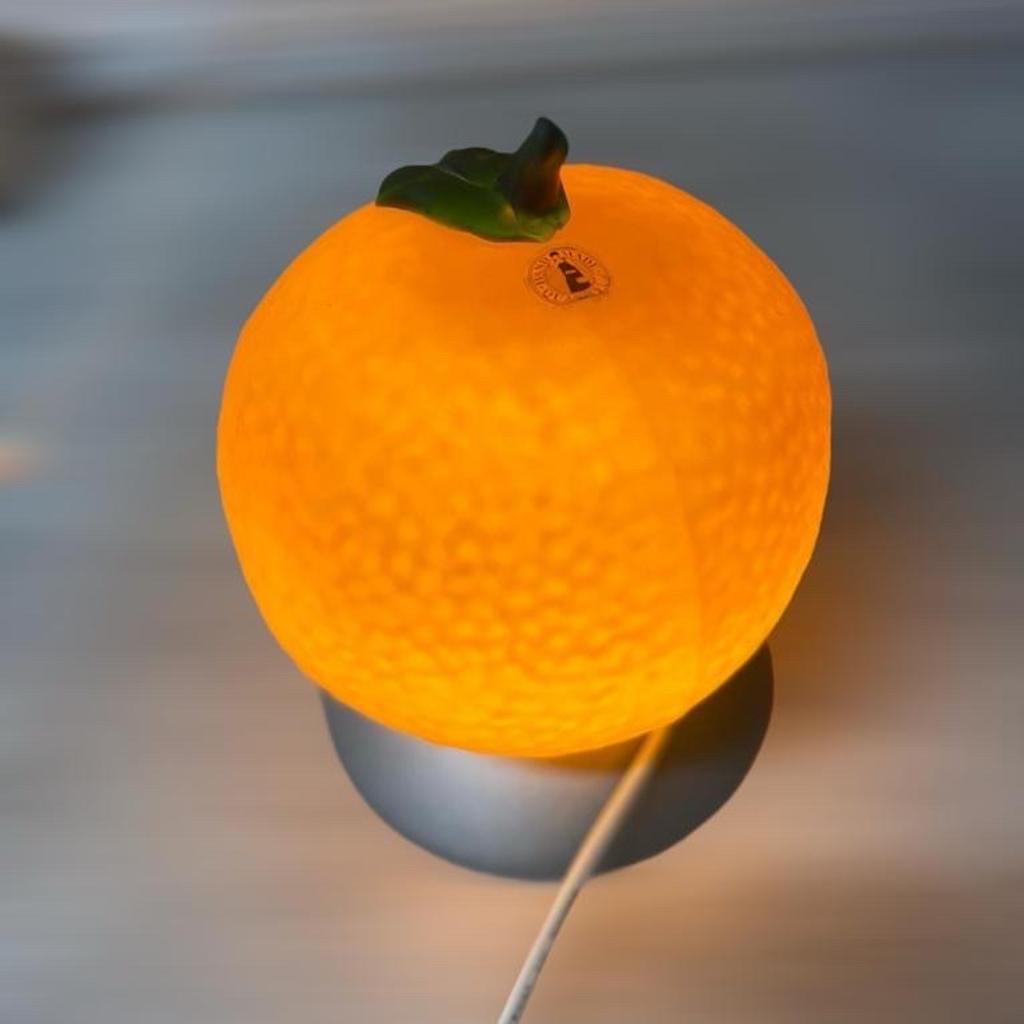 Verkaufe diese Vintage Ikea Lampe, die in den 90ern. Bei Ikea erhältlich war. Guter Zustand

Die Orange ist aus Glas mit, der Sockel aus Kunststoff.
Insgesamt hat die Lampe eine Höhe von ca. 22 cm

Kann bei Übernahme des Kosten verschickt werden.

Dies ist ein Privatverkauf ohne Garantie, Rücknahme und Gewährleistung