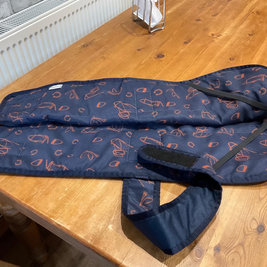 Great dog coat never used size 24” (61cm)
Velcro straps