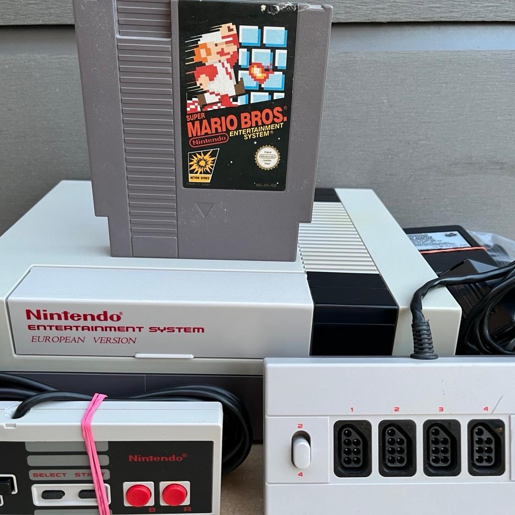 Nintendo NES Konsole aus 1986 mit Super Mario Bros und Original NES Controller
in einem TOP Zustand. Sehr gepflegt.

Weiteres Zubehör: :

Chinch Kabel, Scart Adapter und Stromnetzteil und Four Score Adapter.

Funktioniert alles einwandfrei.

Festpreisangebot: 150 € Versand 7,00 €

Versand Österreich: 15 € als versichertes Paket.