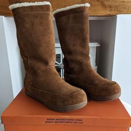 Rocket Dog winter/snow boots, chestnut Terri suede, size 6 (EU 39). Worn a couple of times only and as brand new (see soles) with cream fur lining.