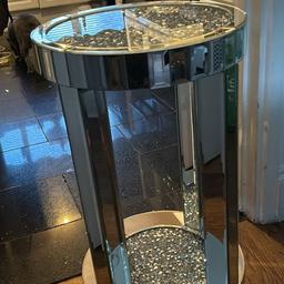 Like new mirrored  side table excellent condition 
67cm H 
37cm W