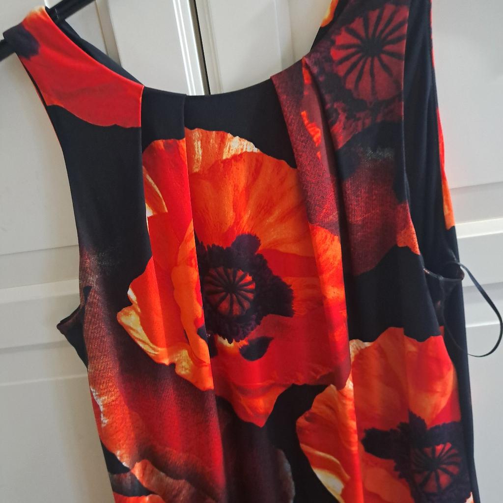 Ladies size 12 red flower design full length dress.

From Roman

Only worn once or twice.

Collection from TW13 or post at extra cost

From a smoke and pet free home

£10