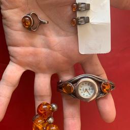 Wunderschöner antiker Schmuck zu verkaufen. Die Uhr, der Ring, der Anhänger sowie die Ohrringe bestehen aus Silber und Bernstein.