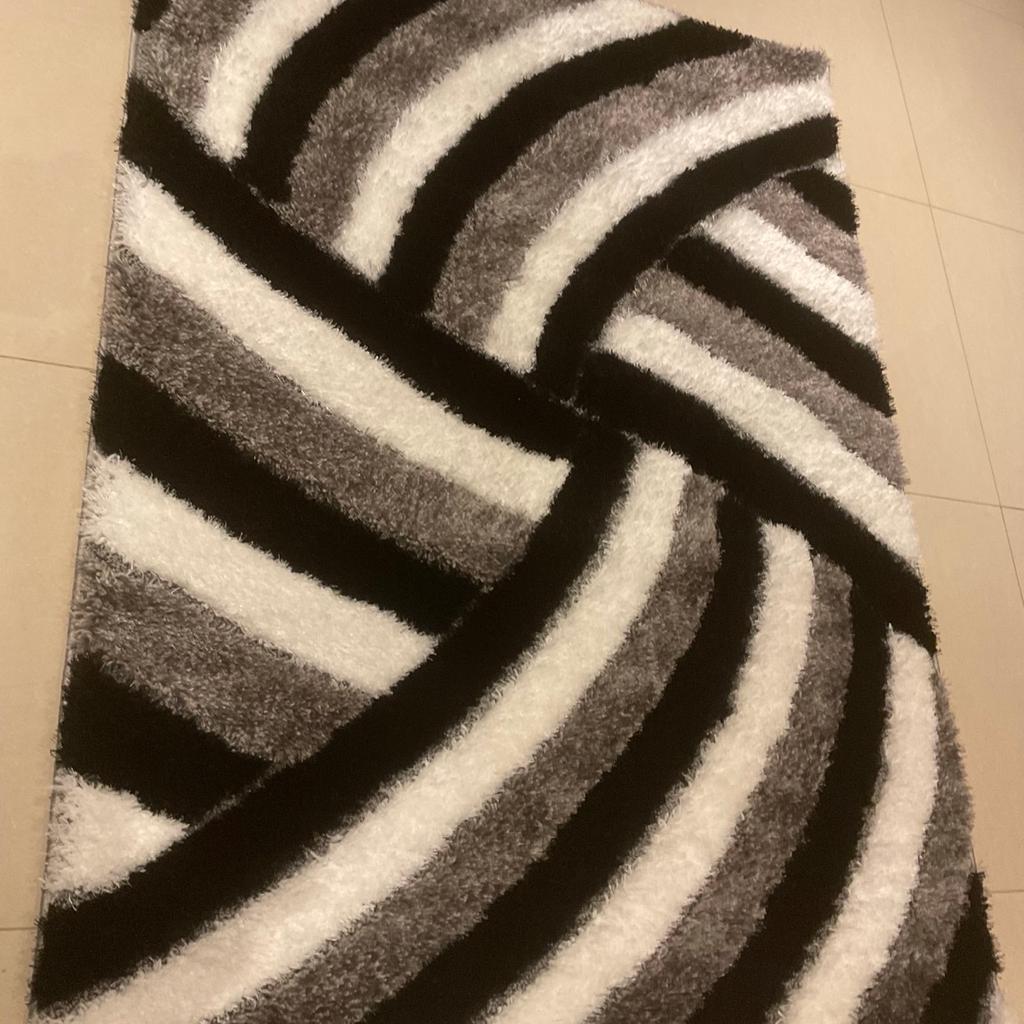 Brand new A beautiful 3D flame rugs back-grey size 170x120 cm £60
Collection le5