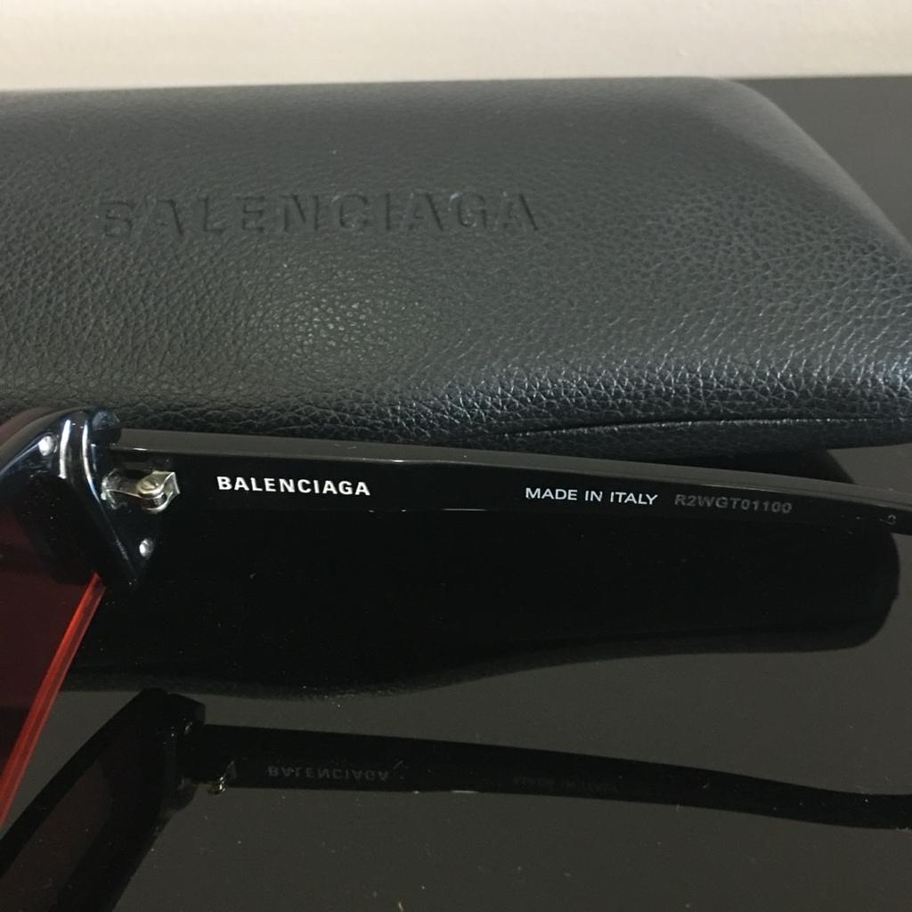 Model BB0003S - 2023 sunglasses collection .
007 ( Black/orange mirror lenses.
Only worn on holiday for a few weeks in immaculate condition. Comes with original Balenciaga case. Bought for £349
Delivery via Royal Mail signed for.