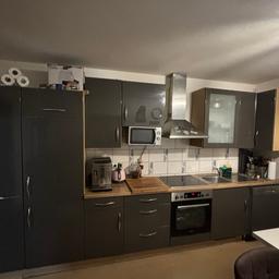 Einbauküche mit Kühlschrank

Gesamtbreite 380cm
Apothekerschrank und Kühlschrank
(Breite: 89,50cm; Höhe: 190cm)
Arbeitsfläche 289,50cm