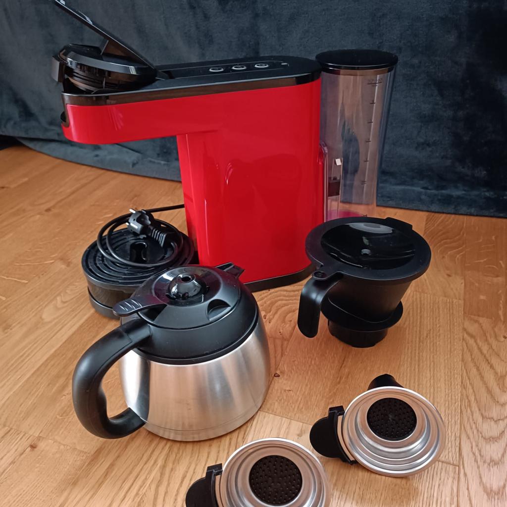 Verkaufe Senseo-Switch Kaffeemaschine und Russell Hobbs Wasserkocher im Set.

Bei der Senseo-Switch kann man sowohl per Kaffeepad, also eine oder zwei Tassen Kaffee genießen, oder eine ganze Kanne Kaffee mittels herkömmlichen Filteraufsatz z.B. für den anstehenden Besuch kochen.

Sämtliches Zubehör und der Zustand der beiden Geräte, ist auf den Fotos ersichtlich.
Tierfreier-Nichtraucherhaushalt
nur Selbstabholung
