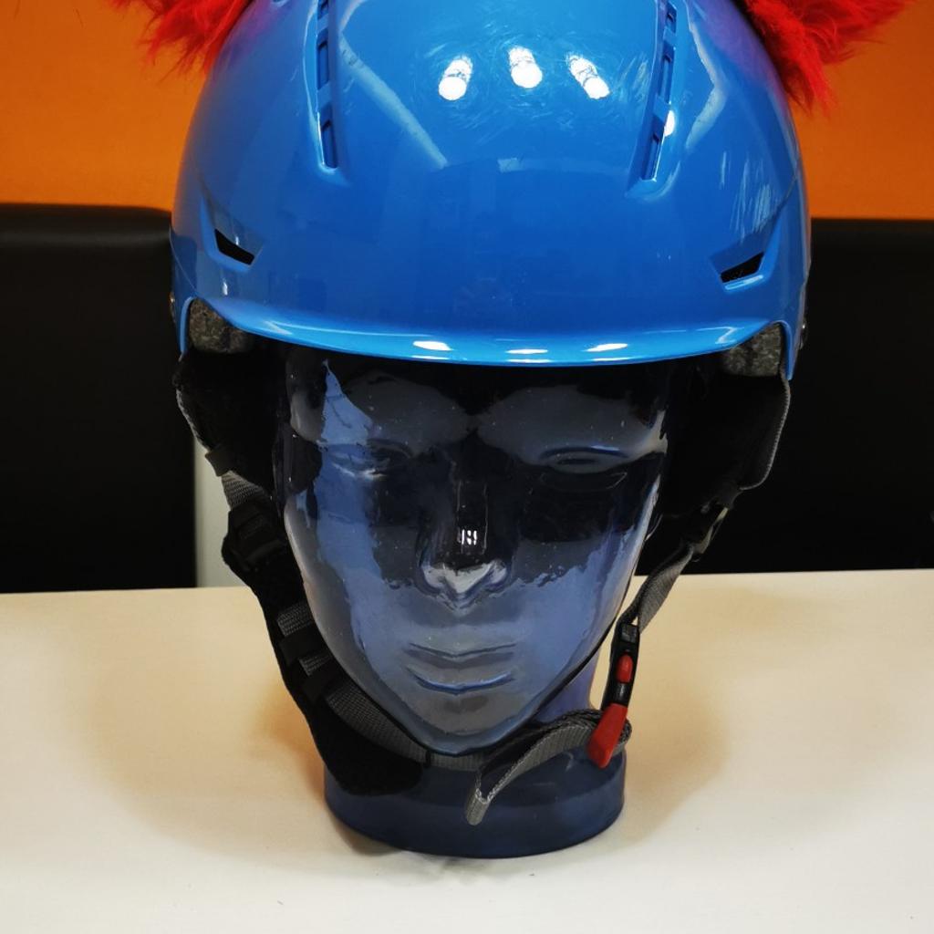 Der Helm ist unfallfrei mit normalen Gebrauchspuren.

Die Ohren sind zum abnehmen und wurden extra dazu gekauft

Selbstabholung